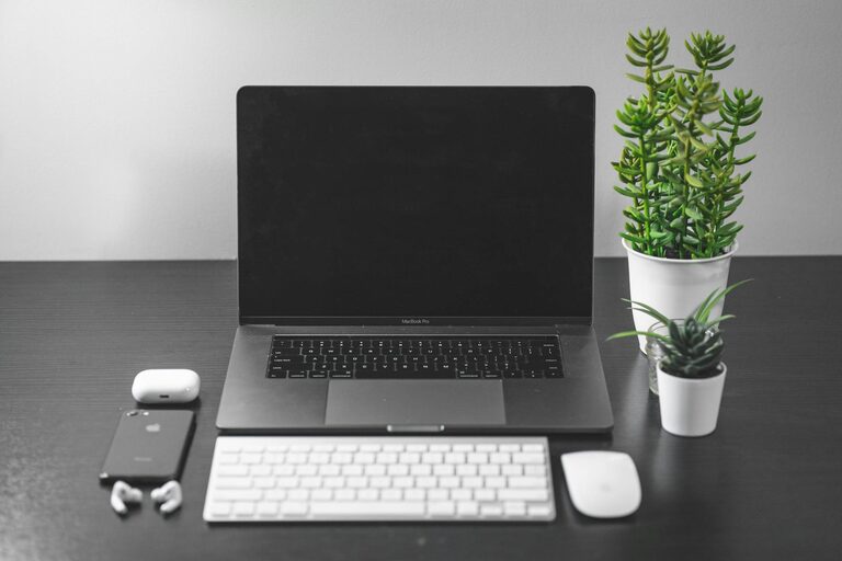 Jak skutecznie zorganizować przestrzeń do pracy w domu, aby zwiększyć produktywność